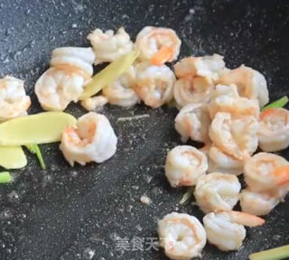 鸡蛋虾仁炒丝瓜的做法步骤：3