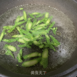 芥兰炒腊肠的做法步骤：2