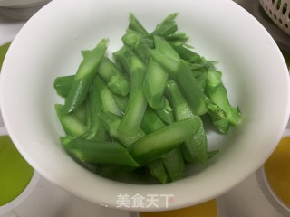 芥兰炒腊肠的做法步骤：3