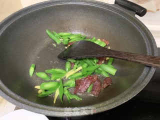 芥兰炒腊肠的做法步骤：5