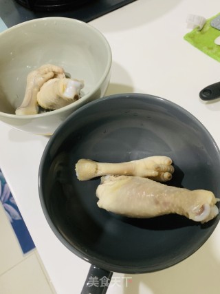 鸡腿鱼翅汤的做法步骤：2