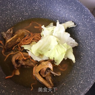 包菜虫草花鸽汤面的做法步骤：4