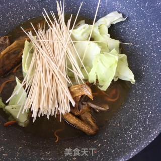 包菜虫草花鸽汤面的做法步骤：6