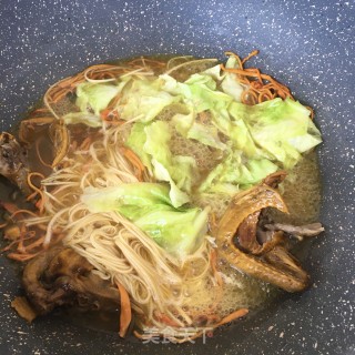 包菜虫草花鸽汤面的做法步骤：7