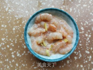 咸蛋黄炒虾仁的做法步骤：1
