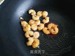 咸蛋黄炒虾仁的做法步骤：4