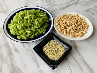 火麻仁空心菜杆炒花生米的做法步骤：1