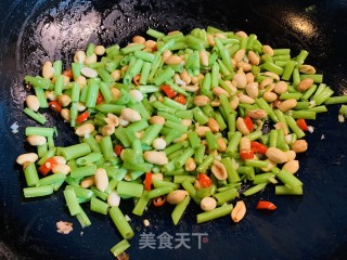 火麻仁空心菜杆炒花生米的做法步骤：2
