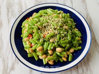 火麻仁空心菜杆炒花生米的做法步骤：3