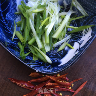 小葱蒸鲈鱼的做法步骤：3