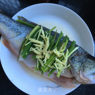 小葱蒸鲈鱼的做法步骤：4