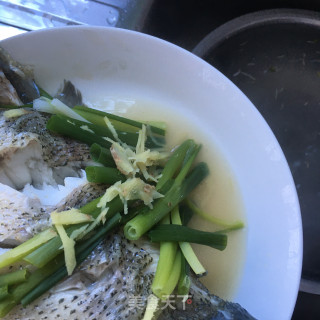 小葱蒸鲈鱼的做法步骤：6