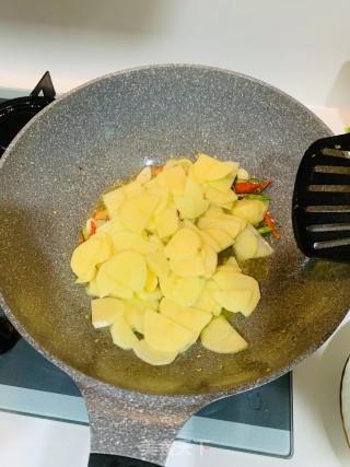 尖椒土豆片的做法步骤：2