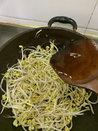 黄豆芽火腿炒豆干的做法步骤：7