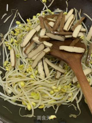 黄豆芽火腿炒豆干的做法步骤：8