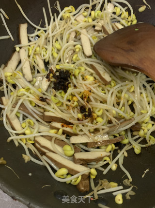 黄豆芽火腿炒豆干的做法步骤：9