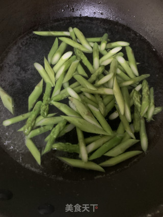 芦笋炒鸡蛋的做法步骤：2