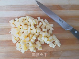 饺子皮苹果派的做法步骤：1