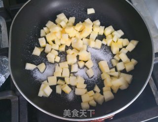 饺子皮苹果派的做法步骤：2