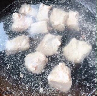 玉米胡萝卜排骨汤的做法步骤：2