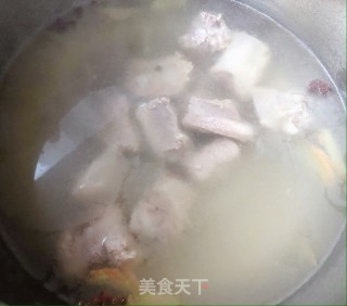 玉米胡萝卜排骨汤的做法步骤：6