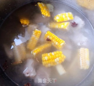 玉米胡萝卜排骨汤的做法步骤：7