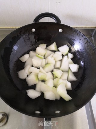 虾皮焖冬瓜的做法步骤：2