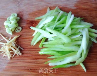芹菜炒核桃仁的做法步骤：2
