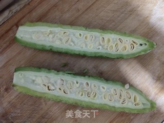 苦瓜拌咸鸭蛋的做法步骤：2