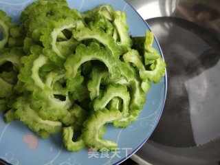 苦瓜拌咸鸭蛋的做法步骤：6