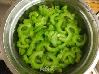 苦瓜拌咸鸭蛋的做法步骤：7