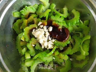 苦瓜拌咸鸭蛋的做法步骤：11