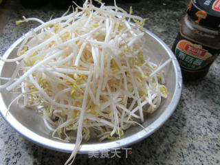 香菇酱炒绿豆芽的做法步骤：1