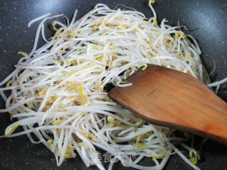 香菇酱炒绿豆芽的做法步骤：2
