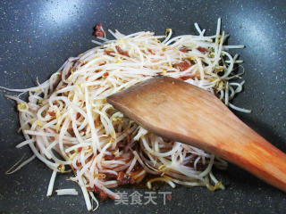 香菇酱炒绿豆芽的做法步骤：5