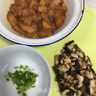 香菇鸡肉焖饭的做法步骤：1