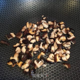 香菇鸡肉焖饭的做法步骤：3
