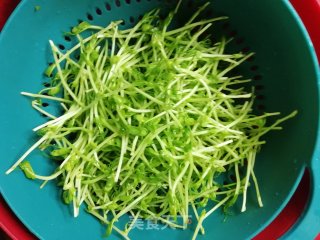 蛋丝拌豌豆苗的做法步骤：1