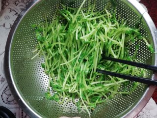 蛋丝拌豌豆苗的做法步骤：6