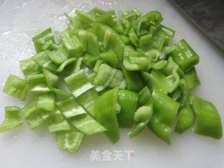 红肠炒尖椒的做法步骤：3