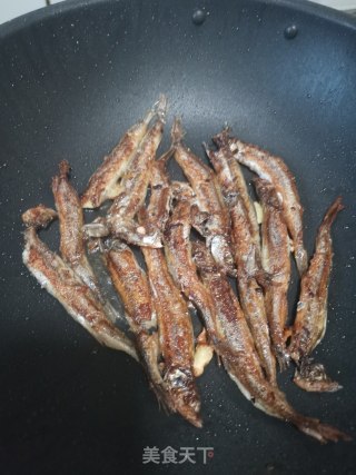 香煎多春鱼的做法步骤：4