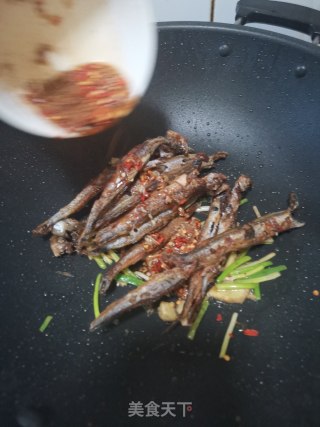 香煎多春鱼的做法步骤：8