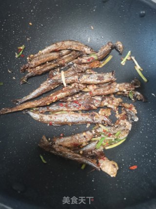 香煎多春鱼的做法步骤：9