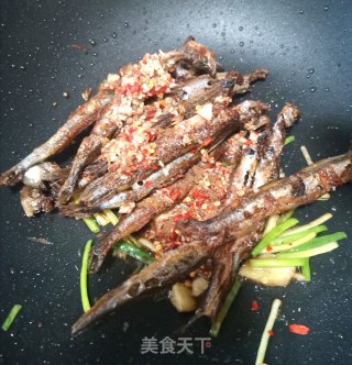 香煎多春鱼的做法步骤：10