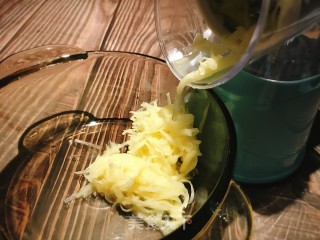 香煎土豆饼的做法步骤：3