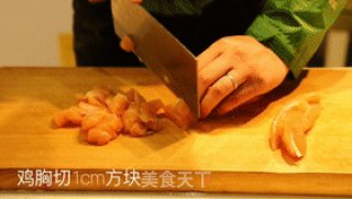 家庭版鸡米花，10块钱就能炸一大盘，香酥可口再也不用出去买了的做法步骤：1