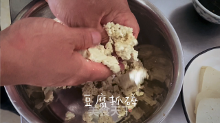 酥脆鲜嫩的炸豆腐丸子（声明：菜谱由视频剪辑而成）的做法步骤：1