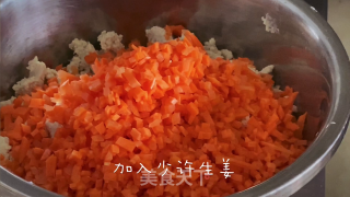 酥脆鲜嫩的炸豆腐丸子（声明：菜谱由视频剪辑而成）的做法步骤：3
