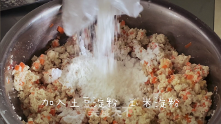 酥脆鲜嫩的炸豆腐丸子（声明：菜谱由视频剪辑而成）的做法步骤：4