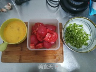 西红柿鸡蛋青椒拌面的做法步骤：2